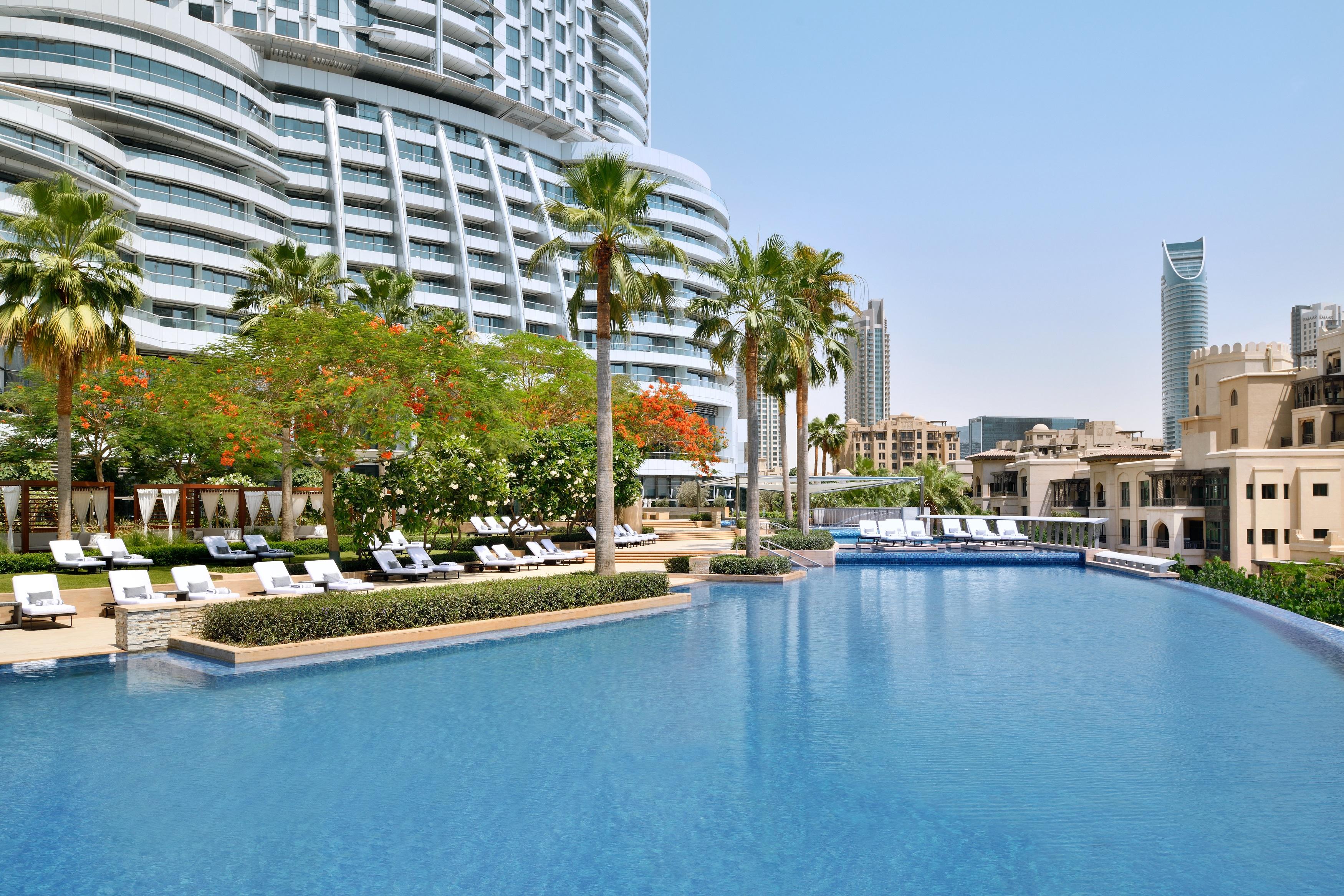 Готель Address Downtown Дубай Екстер'єр фото The swimming pool at the Jumeirah Beach Hotel